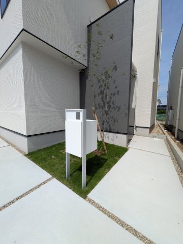半田市乙川向田町　4号棟の設備|宅配ボックス付きのポストと植栽が素敵なアクセントになっています。