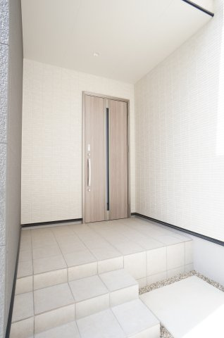 半田市乙川向田町　4号棟の玄関|シンプルで落ち着いた色合いの玄関ドア。