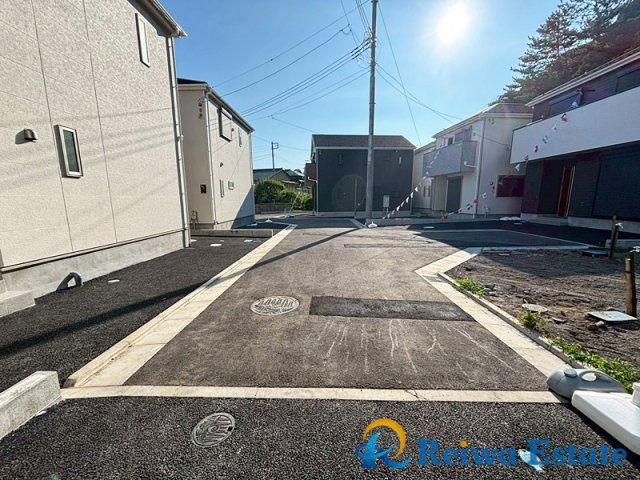 新築戸建　藤沢市城南2丁目の前面道路含む現地写真