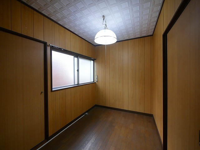 東之阪町戸建の洋室