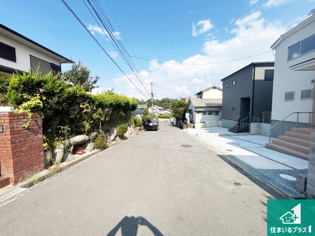 26(土)27(日)現地説明会！◆堺市南区赤坂台　第10期　新築一戸建ての前面道路含む現地写真|周辺は閑静な住宅街！前面道路広々で車の出し入れも便利です。駐車が苦手な方でも安心して車庫入れできます！