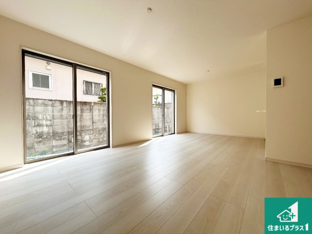 ♦堺市南区赤坂台　第10期　新築一戸建ての居間・リビング|日当たり良好の明るいリビングで朝の目覚めもスッキリできそう！対面キッチンでご家族のコミュニケーションも自然と増える設計！小さなお子様が遊ぶスペースを作っても広々とくつろげるLDK！