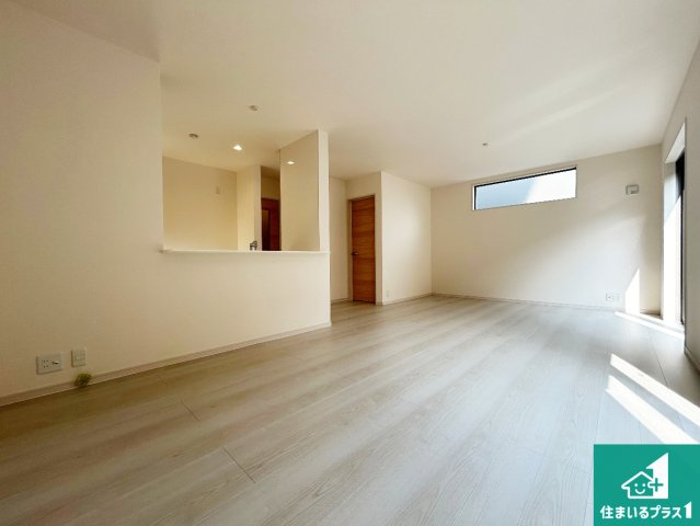 ♦堺市南区赤坂台　第10期　新築一戸建ての居間・リビング|シンプルなリビングは、観葉植物等のインテリアを楽しめますね！パパ好みにも、ママ好みにも家具次第で雰囲気を変えることができます！