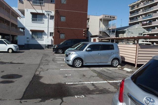 エステート伊奈の駐車場