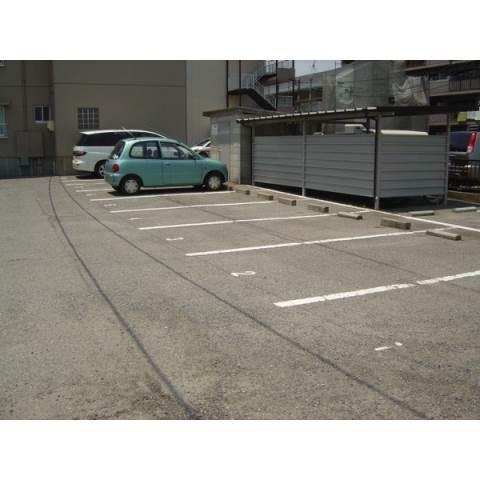 エステート伊奈の駐車場