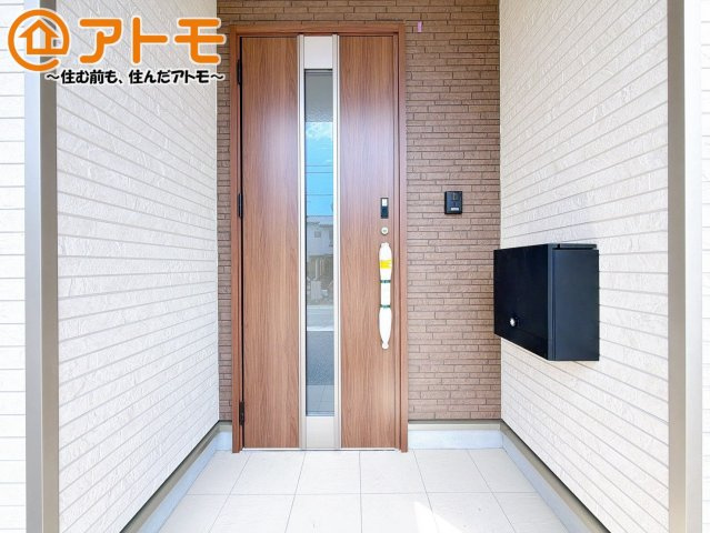 【玄関】 | 沼津市本郷町第4　新築一戸建て　1号棟 | 落ち着いた色合いの玄関はダブルロックで防犯性に優れた仕様になっています♪