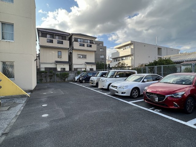 メゾンルミネの駐車場