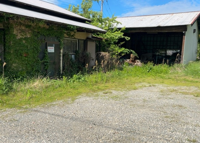 【外観】 | 現地に行くなら、物件の周囲の地形がどうなっているかを見ることも大切です。周辺より低くなっている土地では、大雨などで水が集まりやすいため、地盤が弱くなっているということも考えられるため、注意が必要です。