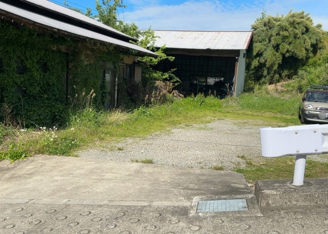 【外観】 | 土地購入を検討されている場合、境界杭がない状態で購入してしまうと境界確定測量をする必要があり、費用がかかります。購入の前に、売主、隣土地所有者立ち合いのもと境界を確定し境界杭を設置するのがベストです。