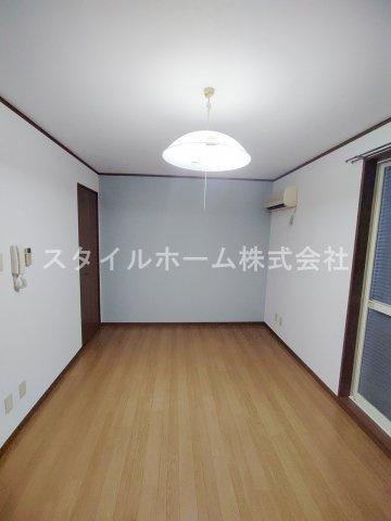 牛川通ウラヤマハイツの居間・リビング|別部屋写真です。