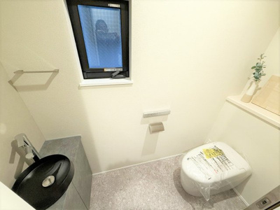 【トイレ】 | 【仲介手数料４８０万円が無料！】■駅５分■リビング前の広いバルコニー■屋上の開放感