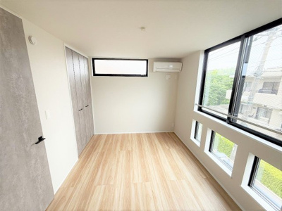 【洋室】 | 【仲介手数料４８０万円が無料！】■駅５分■リビング前の広いバルコニー■屋上の開放感