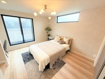 【寝室】 | 【仲介手数料４８０万円が無料！】■駅５分■リビング前の広いバルコニー■屋上の開放感