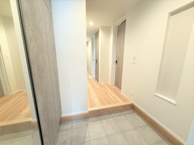 【玄関】 | 【仲介手数料４８０万円が無料！】■駅５分■リビング前の広いバルコニー■屋上の開放感