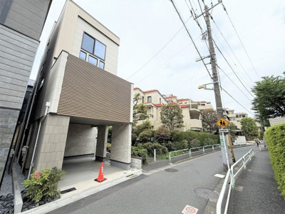 【外観】 | 【仲介手数料４８０万円が無料！】■駅５分■リビング前の広いバルコニー■屋上の開放感