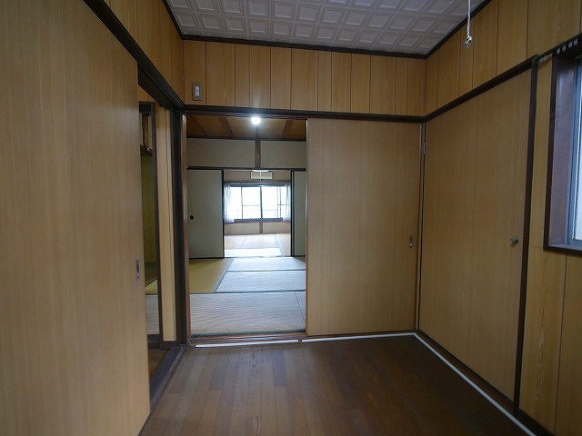 東之阪町戸建の洋室