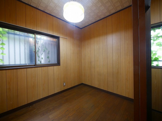 東之阪町戸建の洋室