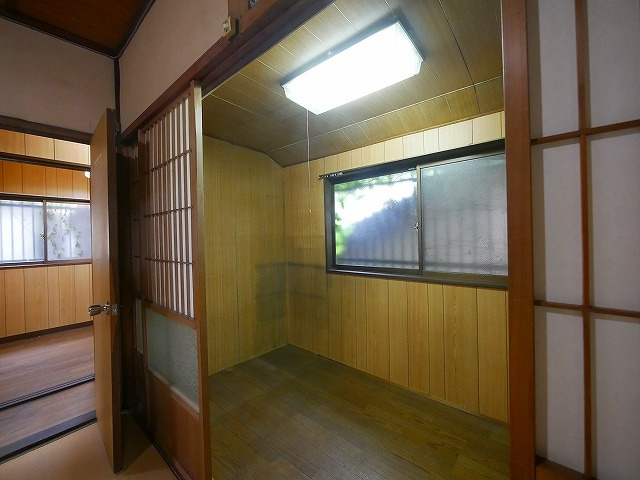 東之阪町戸建の洋室