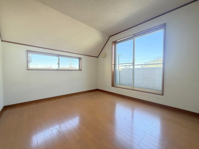 三郷市彦沢1丁目　中古戸建の洋室|バルコニーに面した明るい洋室7帖・主寝室としていかがでしょう