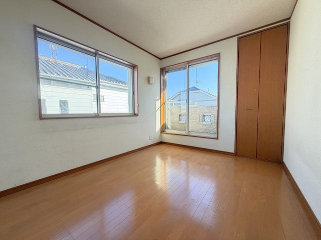 三郷市彦沢1丁目　中古戸建の洋室|バルコニーに面した明るい洋室6帖