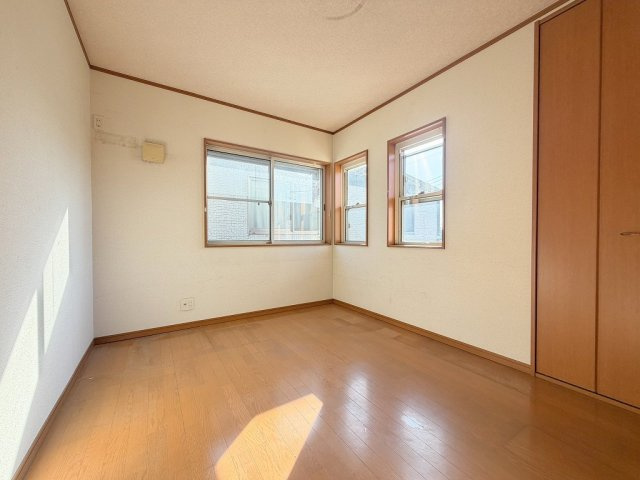 三郷市彦沢1丁目　中古戸建の洋室|2面採光の明るい洋室6帖・子供部屋としていかがでしょう