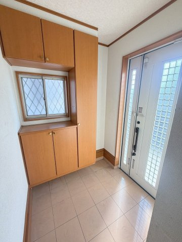 三郷市彦沢1丁目　中古戸建の玄関|自然光が差し込む窓付きの明るい玄関です