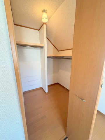 三郷市彦沢1丁目　中古戸建の収納|季節物の大物家電の収納にも便利なウォークインクローゼット