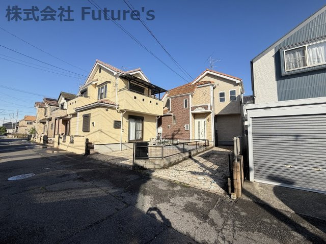三郷市彦沢1丁目　中古戸建の前面道路含む現地写真|前面道路含む現地写真です。