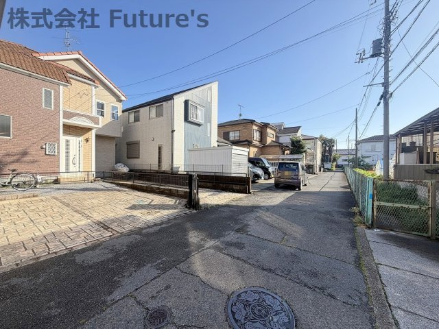 三郷市彦沢1丁目　中古戸建の前面道路含む現地写真|前面道路含む現地写真です。