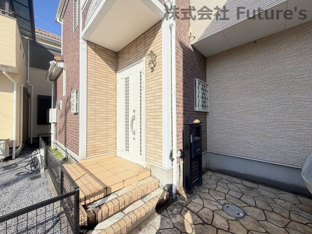 三郷市彦沢1丁目　中古戸建のエントランス|玄関アプローチ