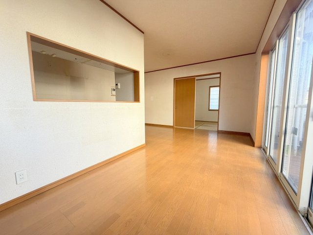 三郷市彦沢1丁目　中古戸建の居間・リビング|リビングは15帖の広さを確保しています
