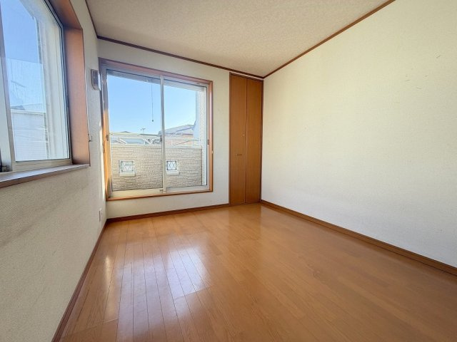 三郷市彦沢1丁目　中古戸建の洋室|明るい洋室6帖・子供部屋としていかがでしょう