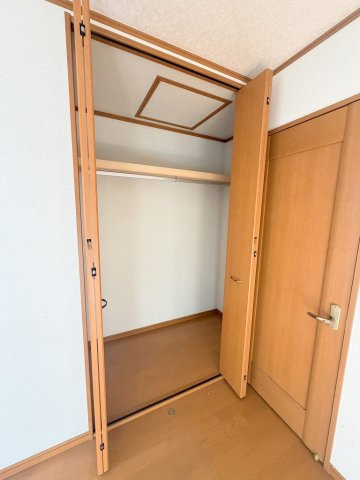 三郷市彦沢1丁目　中古戸建の収納|大切な衣類を収納できるクローゼット完備