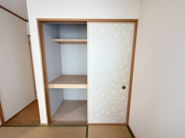 三郷市彦沢1丁目　中古戸建の収納|お布団の収納に便利な押入付き
