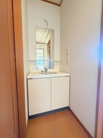 三郷市彦沢1丁目　中古戸建の洗面所|2階にも独立洗面台があり便利です