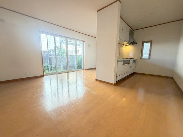 三郷市彦沢1丁目　中古戸建の居間・リビング|家族団らんで過ごすリビングは15帖の広さを確保