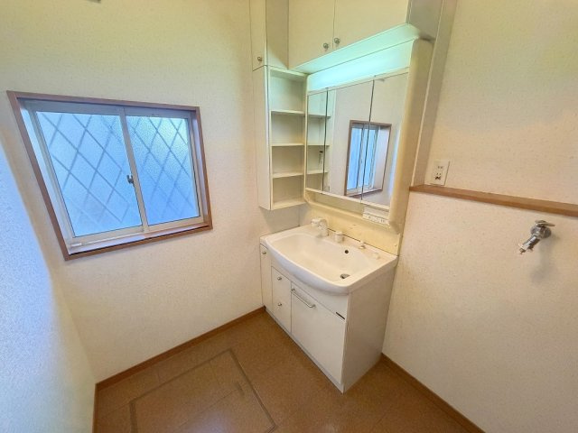 三郷市彦沢1丁目　中古戸建の独立洗面台|三面鏡付きシャワードレッサーで朝の準備も快適