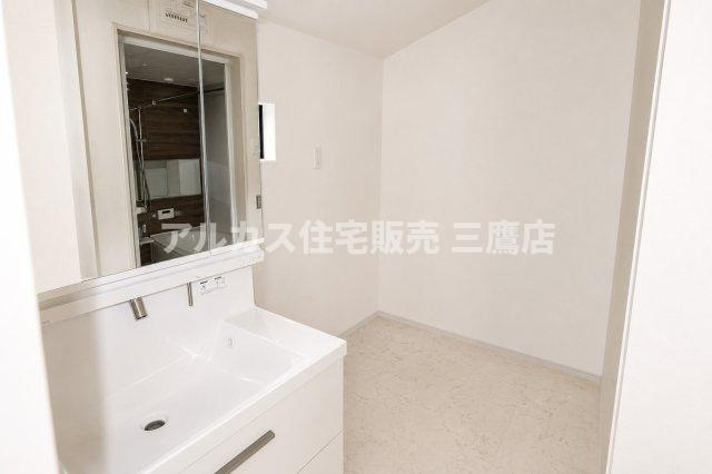 小金井市貫井南町3丁目 中央線 武蔵小金井駅 新築戸建の独立洗面台|三面鏡付き洗面化粧台とゆとりある洗濯機置場を備えた、清潔感のある洗面室です。
