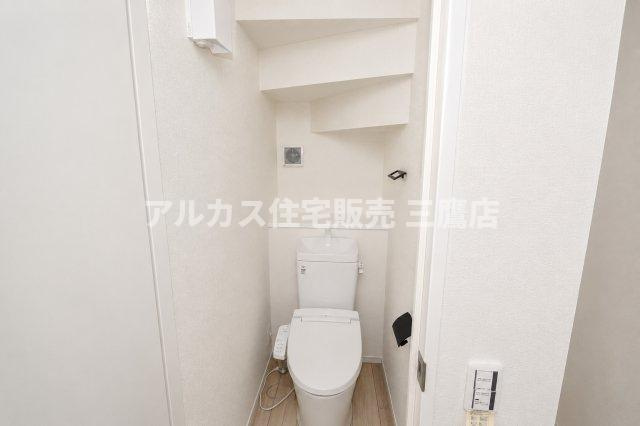 小金井市貫井南町3丁目 中央線 武蔵小金井駅 新築戸建のトイレ|1階トイレは温水洗浄便座と手洗い付き。階段下を活かした、すっきりとした空間です。