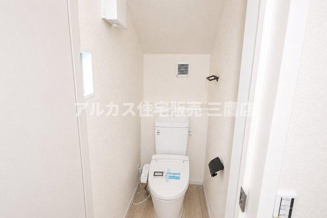 小金井市貫井南町3丁目 中央線 武蔵小金井駅 新築戸建のトイレ|2階トイレは小窓と換気扇を備え、日常使いに便利な清潔感のある空間です。

