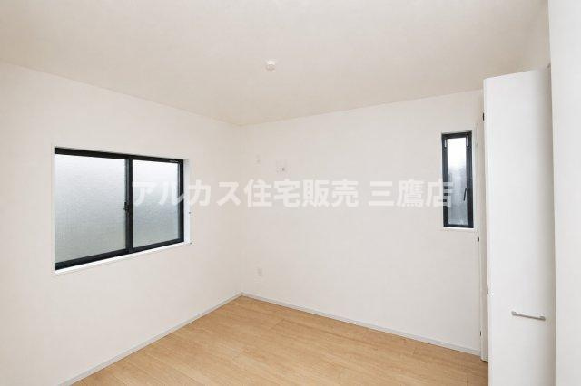 小金井市貫井南町3丁目 中央線 武蔵小金井駅 新築戸建の洋室|2面に窓を備えた洋室。白を基調とした内装と木目床が、清潔感のある空間を演出します。
