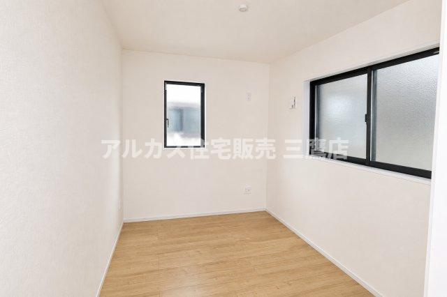 小金井市貫井南町3丁目 中央線 武蔵小金井駅 新築戸建の洋室|2面に窓を備えた洋室。白を基調とした内装と木目床が、すっきりとした印象を演出します。
