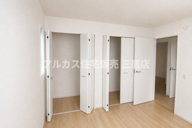 小金井市貫井南町3丁目 中央線 武蔵小金井駅 新築戸建の洋室|2か所のクローゼットを備えた洋室。衣類や季節物を分けて収納し、室内をすっきり保てます。
