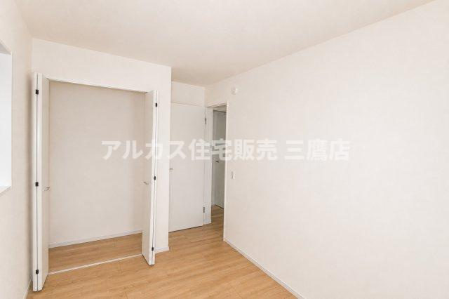 小金井市貫井南町3丁目 中央線 武蔵小金井駅 新築戸建の洋室|大型クローゼットを備えた洋室。壁面を広く使いやすく、家具の配置も考えやすい空間です。

