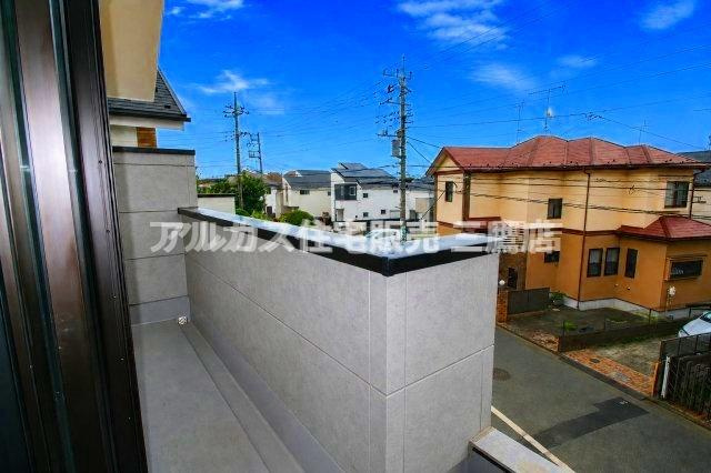 小金井市貫井南町3丁目 中央線 武蔵小金井駅 新築戸建のバルコニー|高い腰壁で外からの視線に配慮されたバルコニー。周辺の街並みを見渡せます。