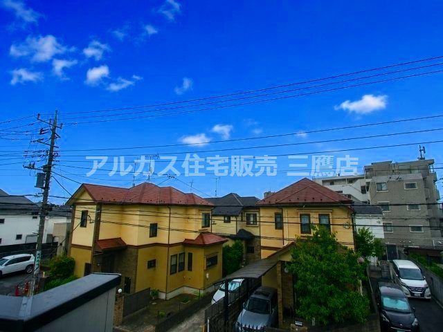 小金井市貫井南町3丁目 中央線 武蔵小金井駅 新築戸建の展望|バルコニーから住宅街と空を見渡せる眺望。視線が遠くまで抜け、開放感を感じられます。
