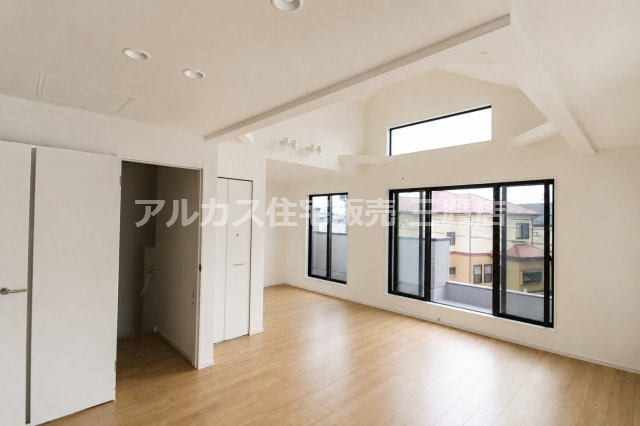 小金井市貫井南町3丁目 中央線 武蔵小金井駅 新築戸建の居間・リビング|勾配天井と高窓が印象的な室内。大きな窓が並び、開放感のある空間です。
