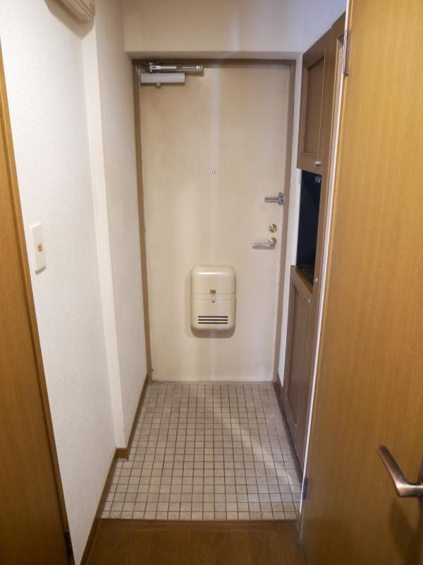 ファミール春日２の玄関|【３ＬＤＫ】広々玄関♪シューズボックス、収納が豊富です。