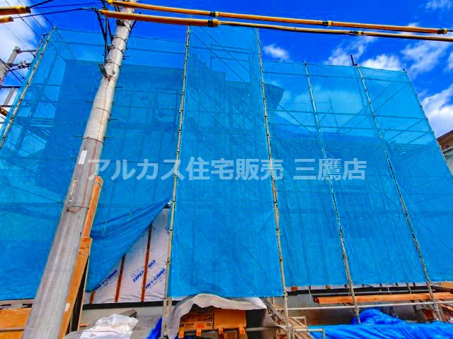 小金井市東町1丁目 中央線 東小金井駅 新築戸建の外観|見上げるような高さまで足場が組まれ、順調に建築が進められている現場の様子です。