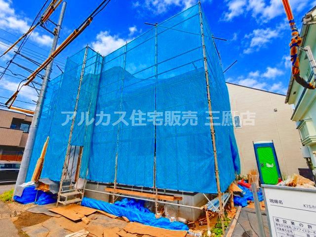 小金井市東町1丁目 中央線 東小金井駅 新築戸建の外観|仮設トイレや資材が整然と配置された、施工管理の行き届いた建築現場です。